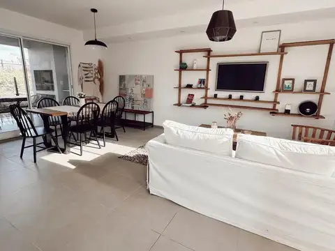 Casa 4 ambientes con 2 baños