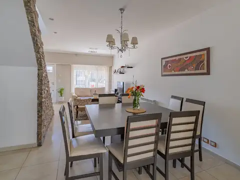 VENTA CASA 5 AMB RECICLADA CON PISCINA Y QUINCHO