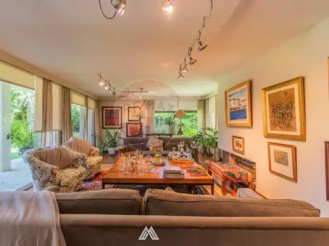 Casa en Venta con 2 cocheras