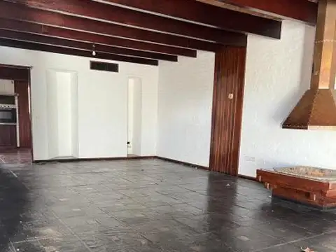 Casa 5 ambientes con 4 baños