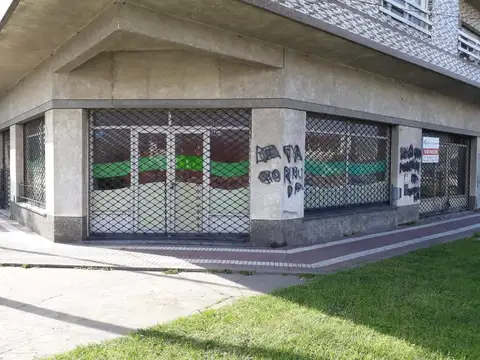 VENTA LOCAL EN ESQUINA 180 Y MORENO SIN EXPENSAS
