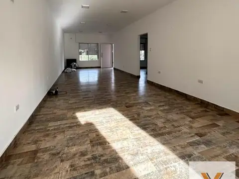 Casa seminueva en Alquiler - 2 Dormitorios, jardín, entrada p/autos - 300mts - Colectora Ruta 226