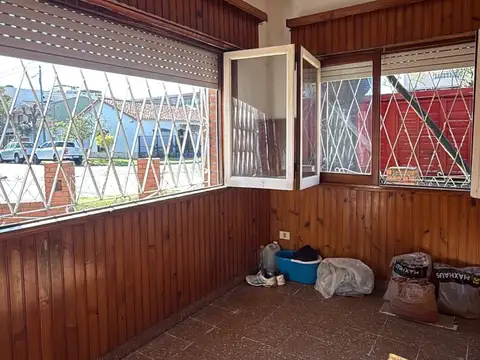 Casa 6 ambientes con 2 baños
