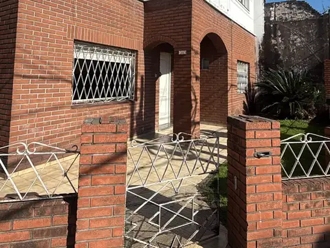 Chalet desarrollado en dos plantas, para actualizar en Villa Adelina