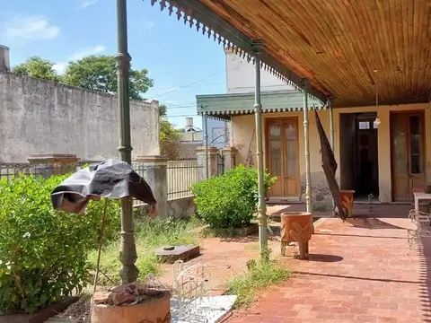 Casa 6 ambientes con 2 baños