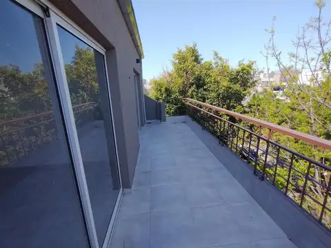Amplio dpto 2 amb. fte bcon terraza. bajas expensas.