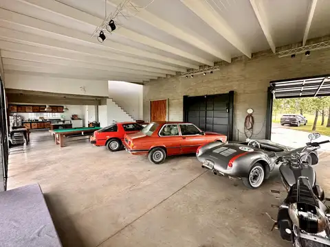 Casa en Venta con 3 cocheras