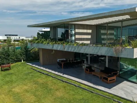 Casa 5 ambientes con 4 baños