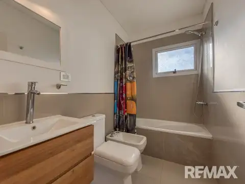 Casa en Venta con 4 cocheras