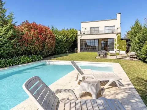 Casa en Venta con 3 cocheras