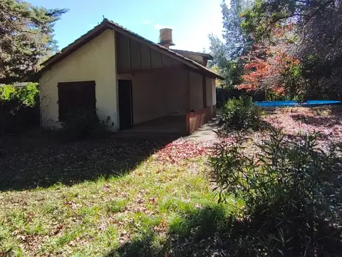 Casa Quinta en Esquina con Gran Parque y Pileta