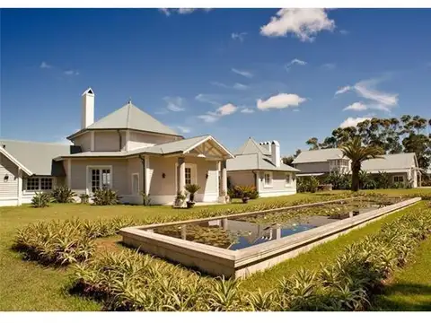 Casa 8 ambientes con 9 baños