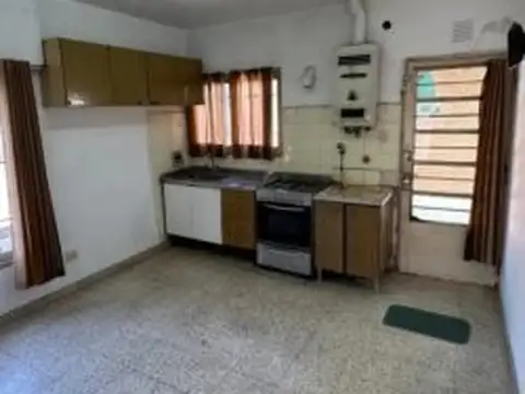 Casa de 2  dormitorios Iriarte 3967, Patio con parrillero y cochera.