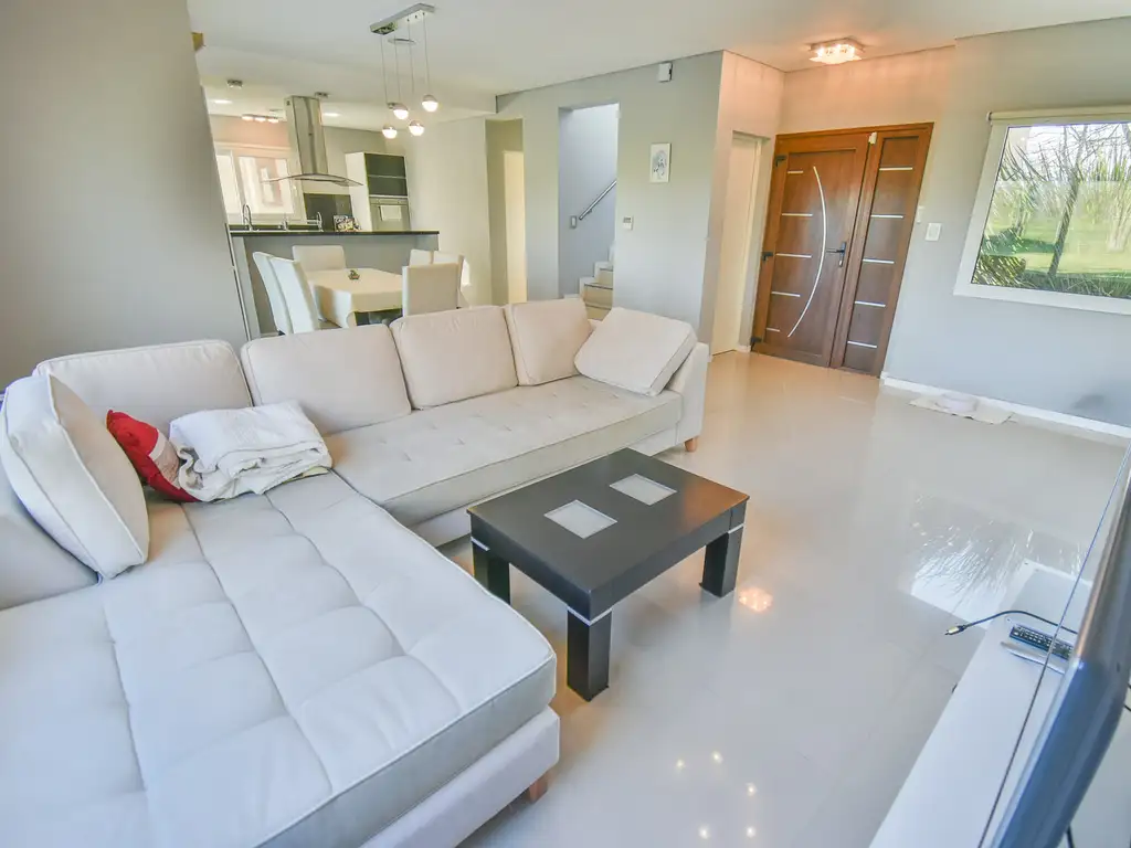 Casa - 192  m² Cubierta | 3 dormitorios | A Estrenar | 3 baños | 4 ambientes | 1 cochera