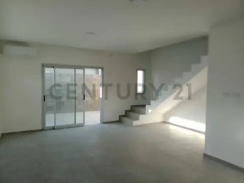 Casa en Alquiler con 2 cocheras