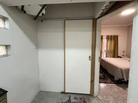 VENTA CASA 2 AMBIENTES SOBRE AVENIDA MUJICA, AZUL