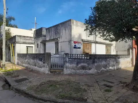 VTA DE CASA A REFACCIONAR DE AMPLIAS DIMENSIONES