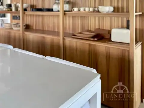 Casa en Alquiler con 4 cocheras