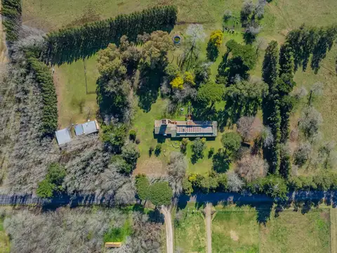 Estancia de 1830 con 42 has y cancha de polo a 50km del mar