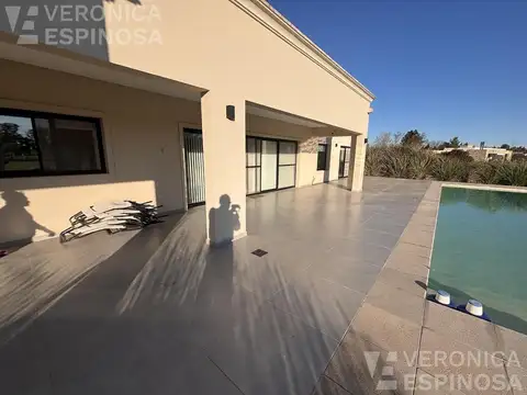 Casa en Venta con 4 cocheras