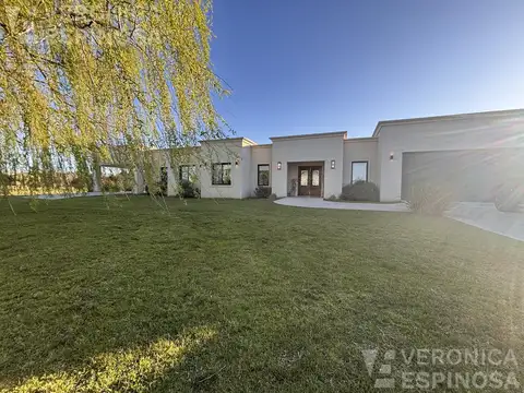 Casa en venta de cinco ambientes, Lujan, Santa Matilda