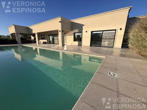 Casa en venta de cinco ambientes, piscina, chacra, Lujan, Santa Matilda