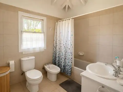 Casa 5 ambientes con 2 baños