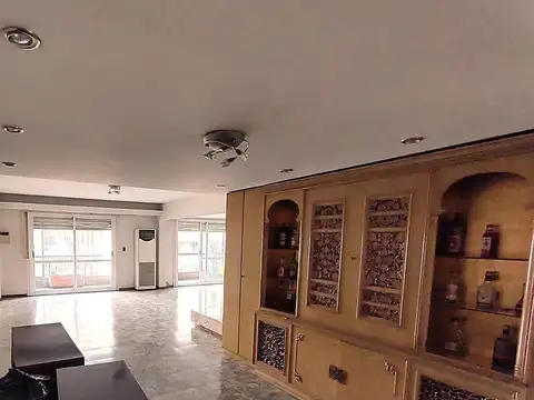 Departamento de 4 ambientes, al frente con balcón corrido