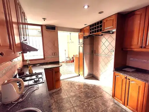 Departamento de 4 ambientes, al frente con balcón corrido