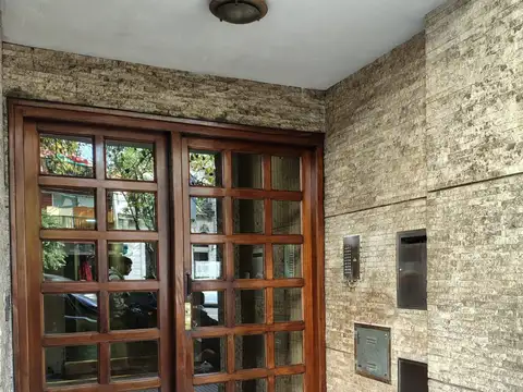 EXCELENTE 4 AMBIENTES AMPLIOS - CON COCHERA FIJA CUBIERTA – BALCON - 2 BAÑOS COMPLETOS- EN INMEJORABLE ESTADO - AL FRENTE – REGIA VISTA