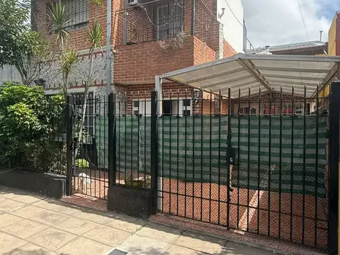 Tipo Casa 4 Ambientes en PB con Entrada Independiente, Cochera en dos Plantas	