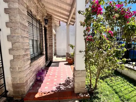 Casa 5 ambientes con 2 baños