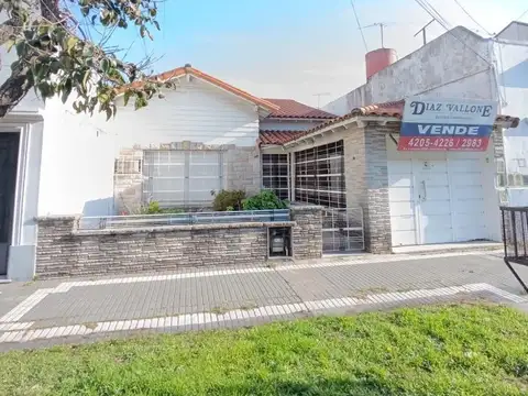 Casa con opción tres departamento. Ideal inversor.
