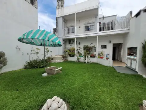 VENTA | PERMUTA - Casa con local comercial, con cochera en barrio España y Hospitales. APTO CRÉDITO.