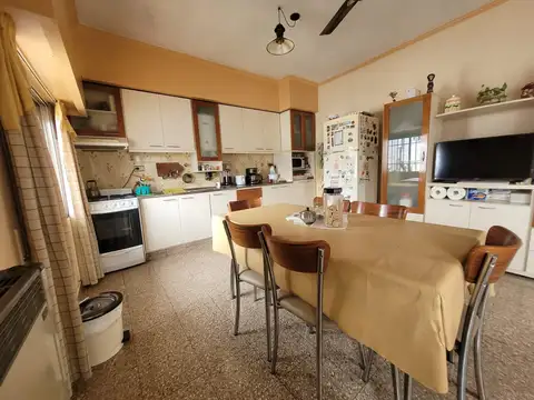 Casa 8 ambientes con 3 baños