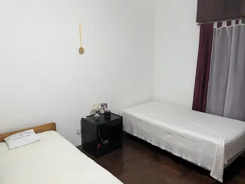 Dos casas en una con amplio patio y garage en venta - Merlo