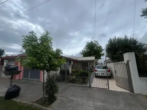 Dos casas en una con amplio patio y garage en venta - Merlo