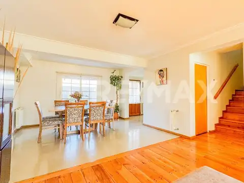 Casa en Venta con 2 cocheras