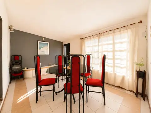 VENTA - Casa de 2 dormitorios con pileta y amplio parque