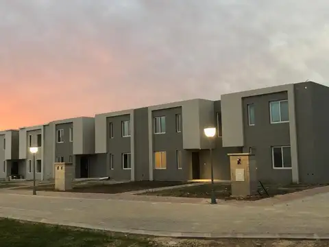 Casa 4 ambientes con 2 baños