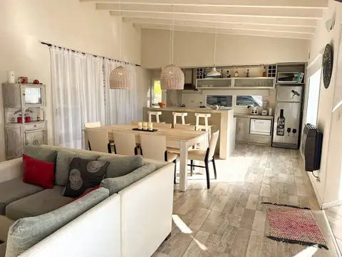 Casa 4 ambientes con 2 baños