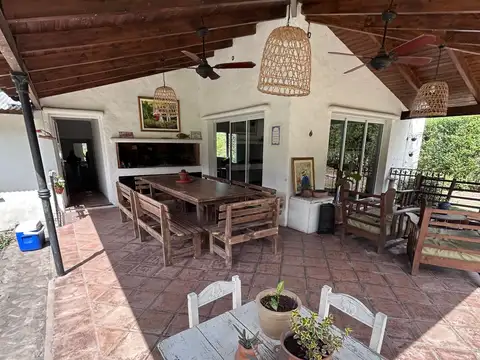 Casa 8 ambientes con 4 baños