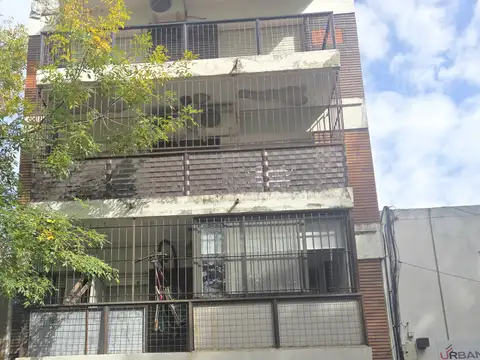 EXCELENTE UBICACION, 2 AMBIENTES, AMPLIO BALCON, CONTRAFRENTE, VISTA ABIERTA, CON 2 EQUIPOS DE AA y CASI SIN EXPENSAS
