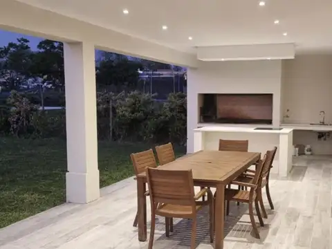 Casa 4 ambientes con 3 baños