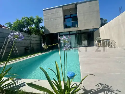 Casa de 3 dormitorios con pileta y parque - 27 entre 477 y 478 - City Bell