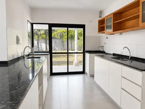Casa 4 ambientes con 2 baños