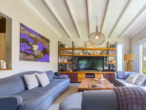 EXCELENTE CASA EN VENTA - CON HERMOSO FONDO Y PILETA - MUY BUENA UBICACIÓN EN BELLA VISTA
