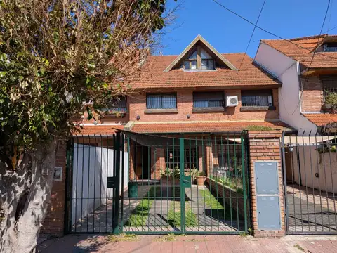 Casa 4 ambientes en venta Olivos cochera jardin