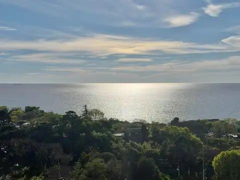 Imponente piso alto con vista al Río, amenities, dos cocheras y baulera ubicado en La Lucila.