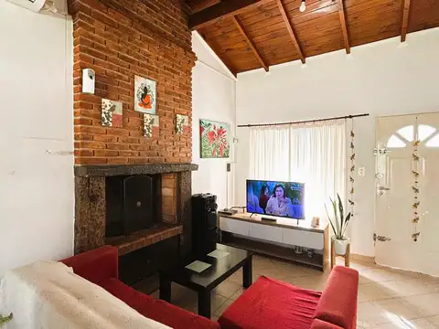 casa de 4 ambientes en venta en lujan  con patio y cochera apto credito